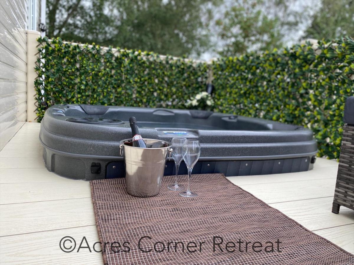 Acres Corner Retreat Inc Hot Tub At Tattershall Lakes Country Park Villa Exterior photo